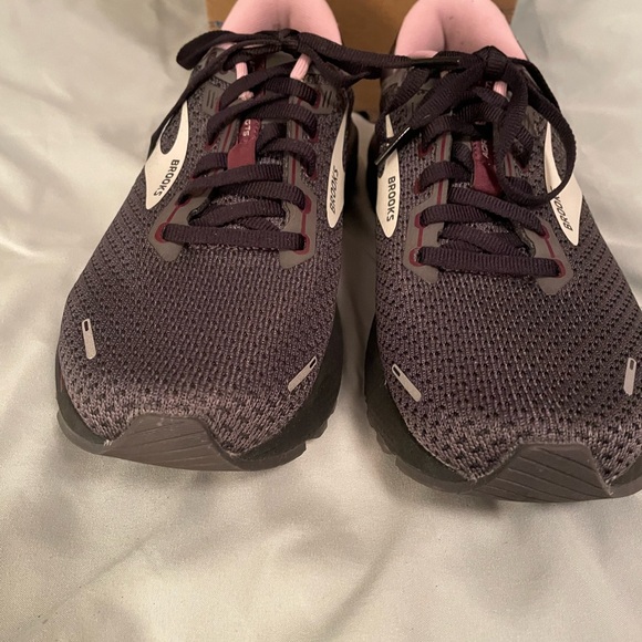 Brooks Black and Pink Athletic Shoes Sleek Design - Picture 9 of 9